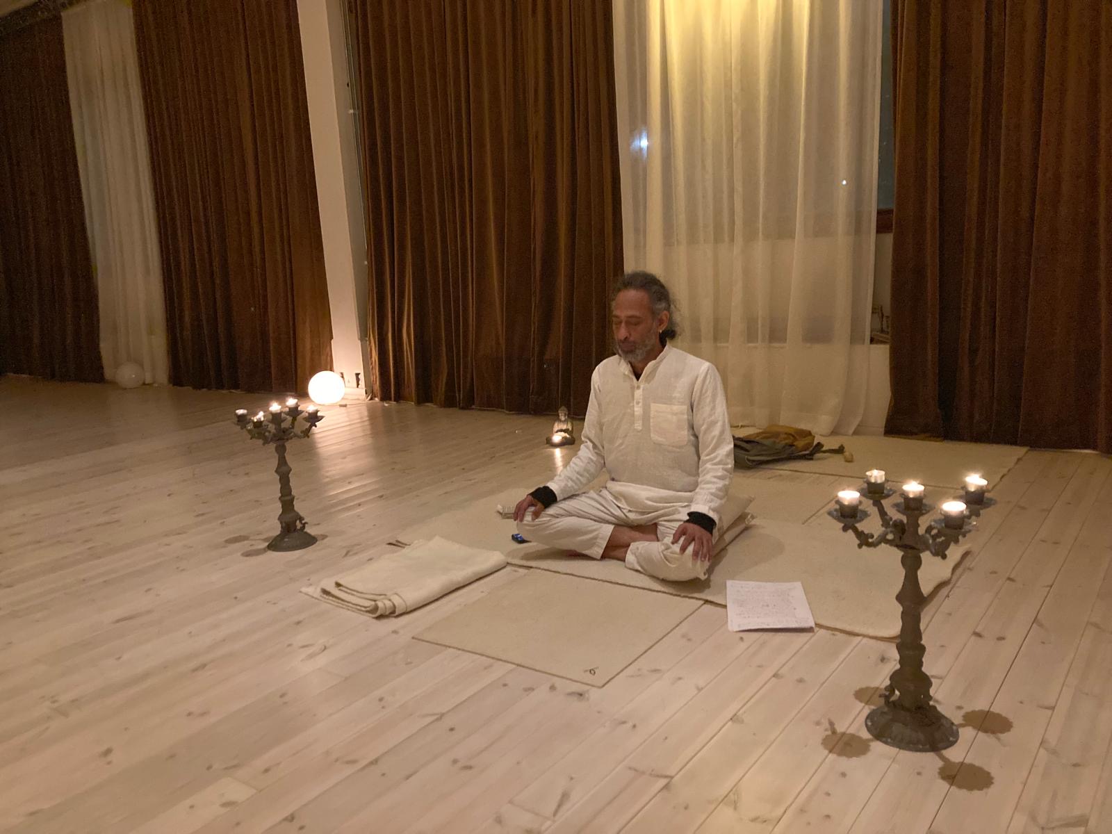 Hatha Yoga med Yogendra Singh Negi